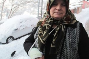 Buzlu yollarda kayan vatandaşlar hastanelik oldu