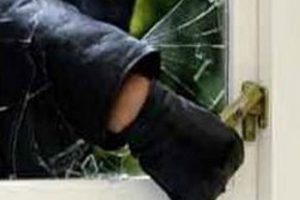 Camı kırıp aracın i&ccedil;indeki paraları &ccedil;aldılar