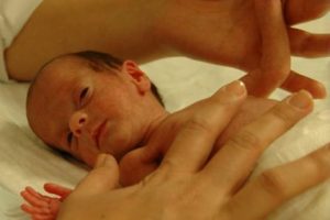 Parmak bebek hayata tutundu