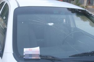Evli kızının sevgilisine saldırdı