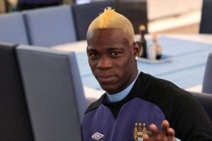 Mario Balotelli sa&ccedil;larını sarıya boyattı