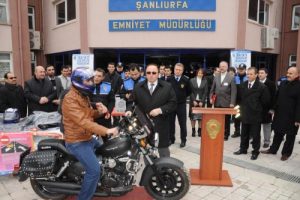 Kask takan s&uuml;r&uuml;c&uuml;ye motosiklet