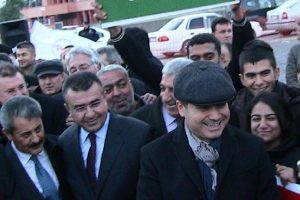 Bakanları beklerken zıplayarak ısınmaya &ccedil;alıştılar