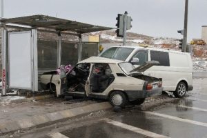 Otomobil hurdaya d&ouml;nd&uuml;
