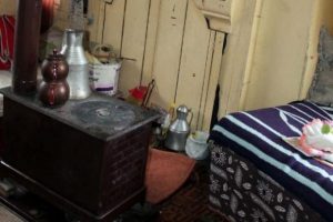 Isınmak i&ccedil;in kanepeyi yaktı