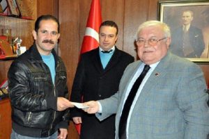 Para dolu &ccedil;antayı sahibine teslim etti