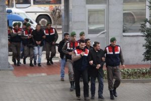 Doğum g&uuml;n&uuml;n&uuml; kana bulayan zanlılar adliyede