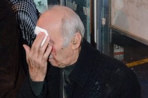 Su dolu kaldırım yaşlı adamı hastanelik etti