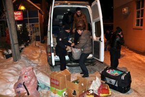 İş&ccedil;ileri taşıyan minib&uuml;ste ka&ccedil;ak sigara