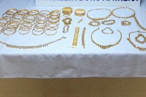 Kuyumcu hırsızları polisten ka&ccedil;amadı