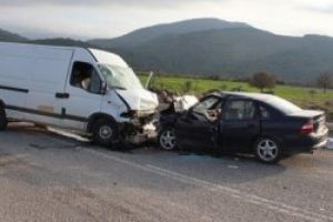 Otomobil minib&uuml;s ile &ccedil;arpıştı: 4 &ouml;l&uuml;