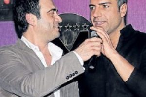 &Uuml;nl&uuml; şarkıcıya gece kul&uuml;b&uuml;nde taciz