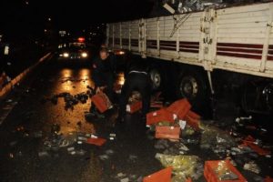 Şof&ouml;r&uuml; uyuyan kamyon park halindeki TIR'a &ccedil;arptı