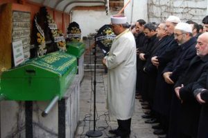 Oğlunun cenaze namazını kıldırdı