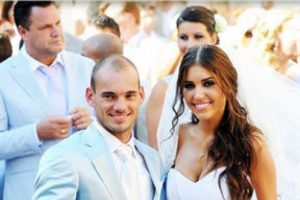 Sneijder'in eşinden ilgin&ccedil; mesaj