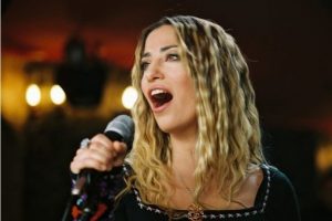 Deniz Arcak'ın acı g&uuml;n&uuml;! &Uuml;nl&uuml; şarkıcının annesi hayatını kaybetti...