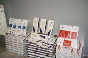 Seyyar meyve satıcısında ka&ccedil;ak sigara ve alkol ele ge&ccedil;irildi