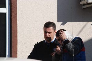 7 aracın camını kıran zanlı polise yakalandı