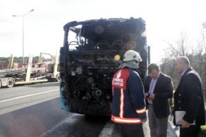 Halk otob&uuml;s&uuml; TEM'in ortasında  yandı