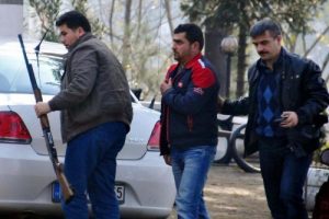 Maden iş&ccedil;isi 2 kişiyi rehin aldı