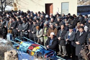 Sedyeden d&uuml;ş&uuml;r&uuml;len yaşlı adam toprağa verildi