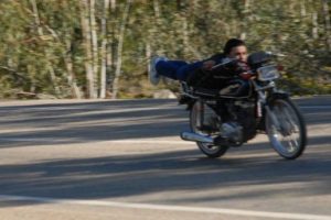 Motosiklet &uuml;zerinde &ouml;l&uuml;m&uuml;ne yarış!