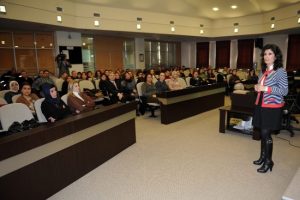 Sağlıklı ilişki i&ccedil;in iyi bir dinleyici olun