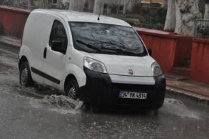 Sağanak hayatı fel&ccedil; etti