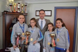 Şampiyon sporcular eşofmanla &ouml;d&uuml;llendirildi