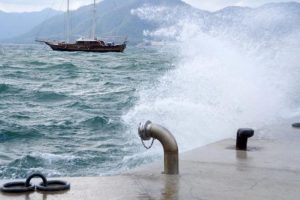 Marmaris'te şiddetli r&uuml;zgar hayatı fel&ccedil; etti