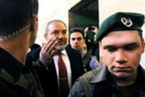 Liberman'ın &ouml;nceki g&uuml;n bir camiye zorla girdi