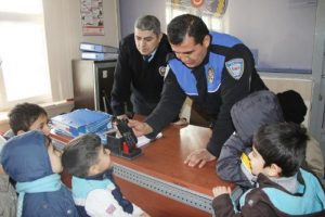 Minik &ouml;ğrencilerden 'Polisi seviyoruz' anonsu