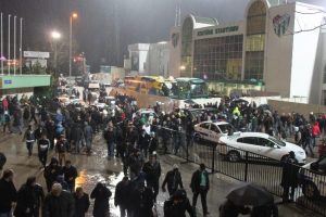 Taraftarlar yağmurdan nasibini aldı