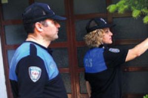 Polis doktor oldu, vatandaşı uyardı!