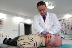 80 yaşında bı&ccedil;ak altına yatmadan fıtıktan kurtuldu