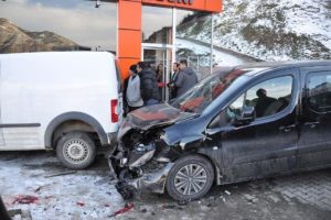 İki aracın arasında can verdi