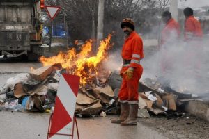 &Ccedil;&ouml;p kamyonunu yanmaktan iş&ccedil;iler kurtardı