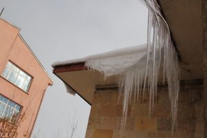 Sa&ccedil;aklardaki buzlar tehlike oluşturuyor