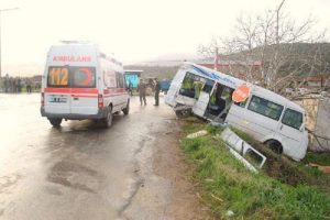Servis minib&uuml;s&uuml; TIR'la &ccedil;arpıştı: 1 &ouml;l&uuml;