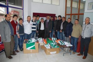 Gemlik Belediyesi'nden futbol ve voleybola malzeme desteği