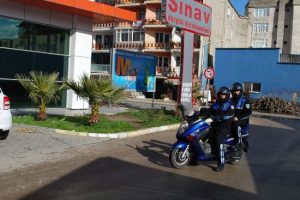 Mudanya polisi okulların &ccedil;evresinde kuş u&ccedil;urtmuyor