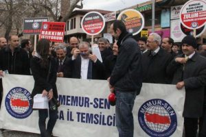Kıyafet &ouml;zg&uuml;rl&uuml;ğ&uuml; i&ccedil;in kravatlarını &ccedil;ıkardılar