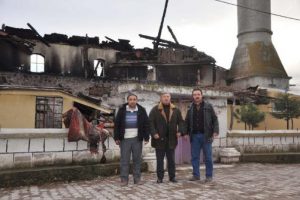 Cami yandı k&ouml;yl&uuml;ler barakada namaz kılıyor