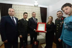 Şehit Astsubay'ın eşine şehadet belgesi verildi