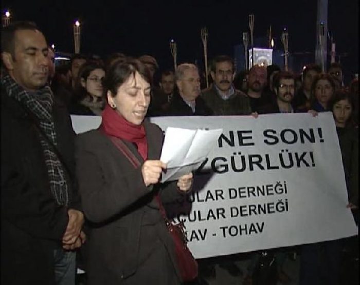 Avukatlar g&ouml;zaltıları protesto etti