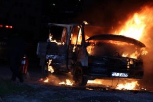 Seyir halindeki kamyonet alev alev yandı