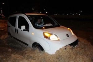 Taşan dere trafiği fel&ccedil; etti