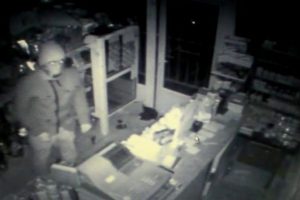 Sigara hırsızları kameralara yakalandı