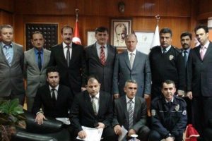 Hırsızları yakalayan polise altın