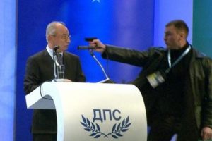 Canlı yayında T&uuml;rk vekilin başına silah dayadı ve...